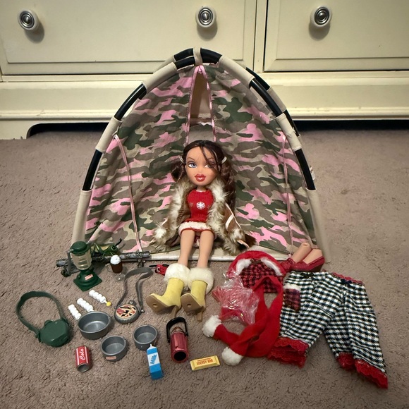 Bratz CampFire Phoebe - Picture 1 of 5